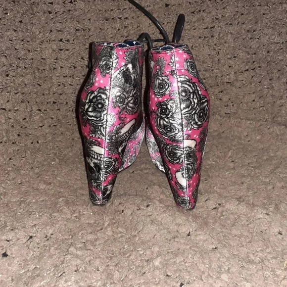 IRON FIST-Bright Light-Pink Satin Black Skull-Wedge Booties-Sz 6-Excellent - Picture 5 of 7
